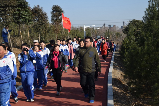 我校舉行“相約四寶山 師生健步走”活動(dòng)