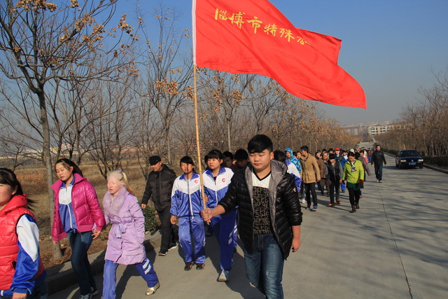 我校舉行“相約四寶山 師生健步走”活動(dòng)