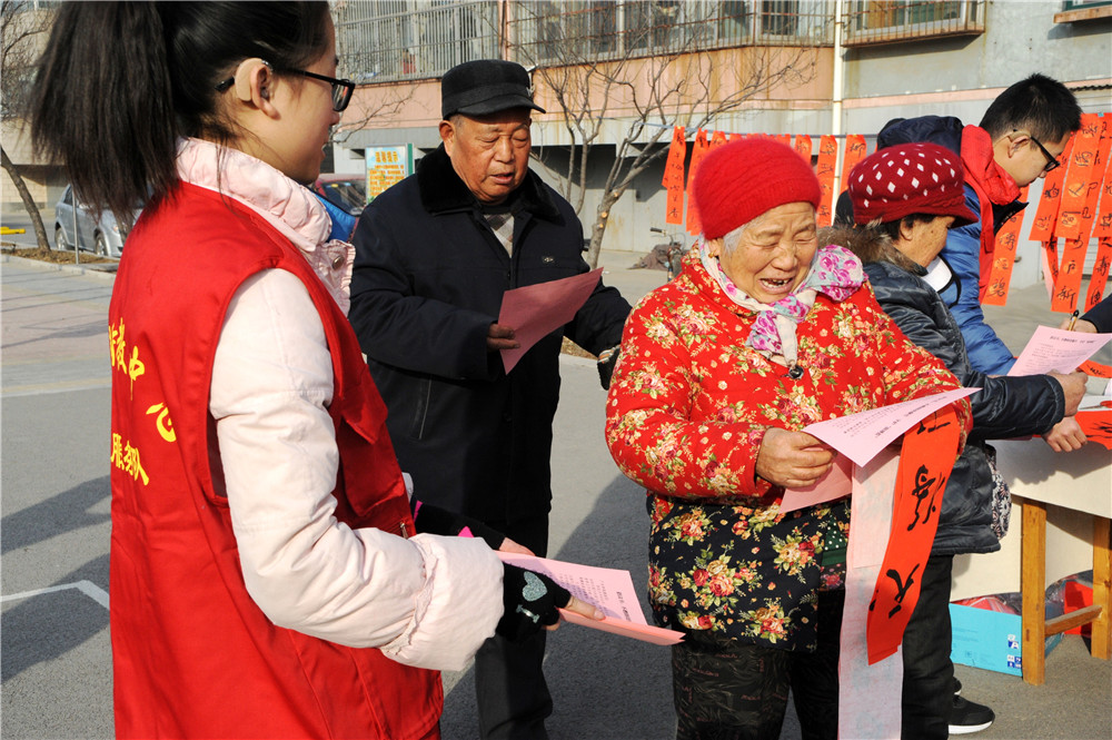 送春聯(lián) 倡新風(fēng) 寒冬臘月福臨門(mén)