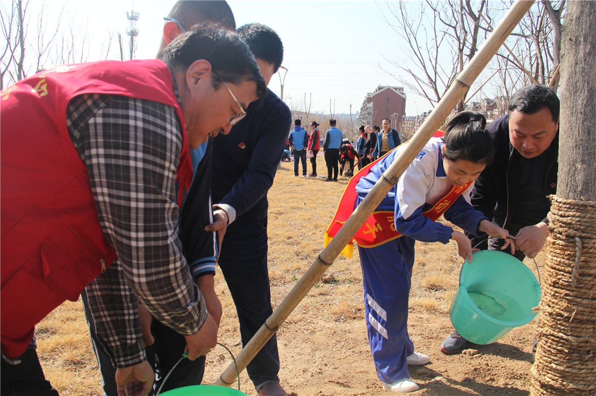 市特教中心組織開展植樹節(jié)志愿服務(wù)活動