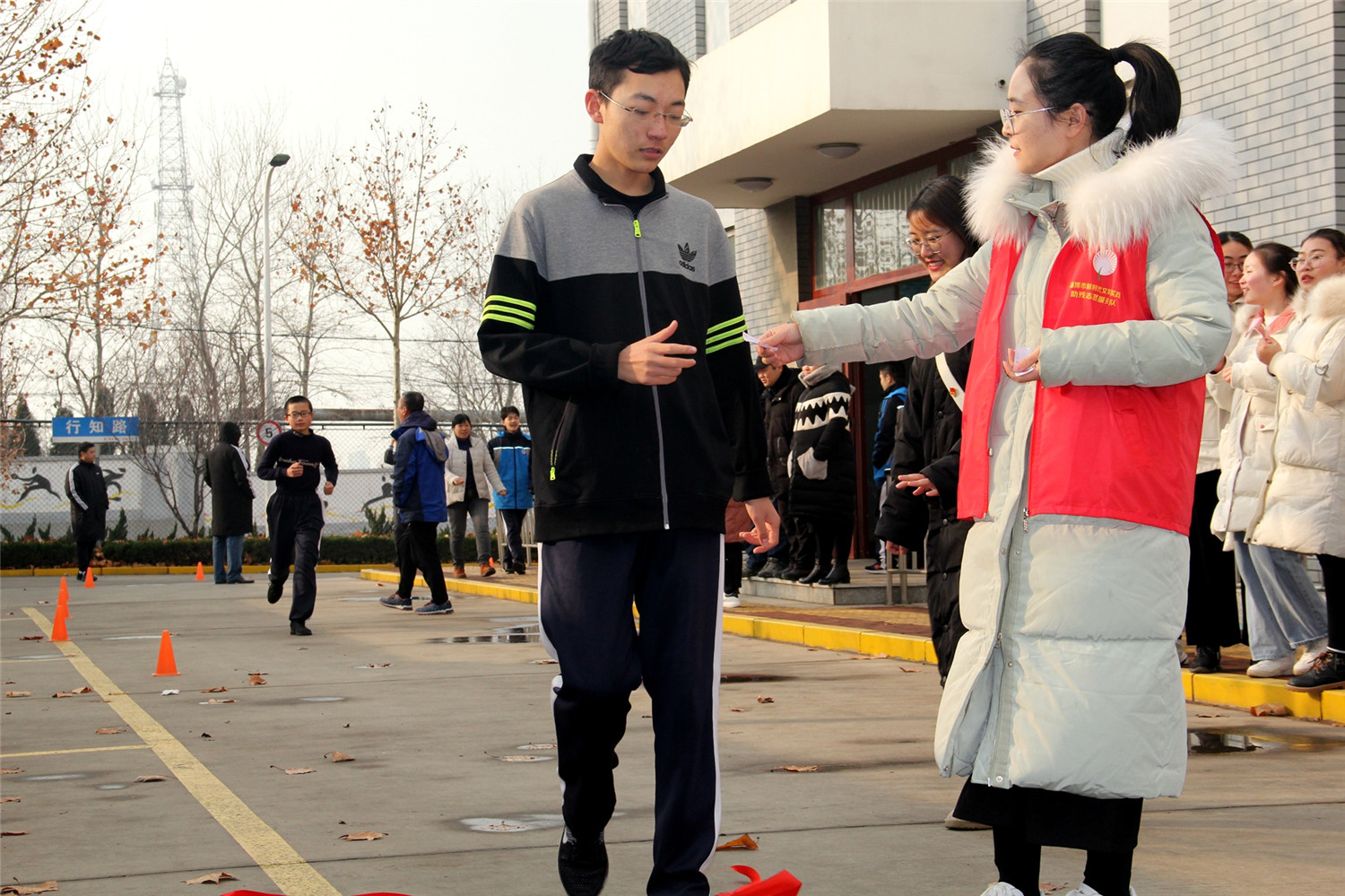 市特教中心舉行“跑過冬天 健康快樂”第八屆學(xué)生冬季越野賽