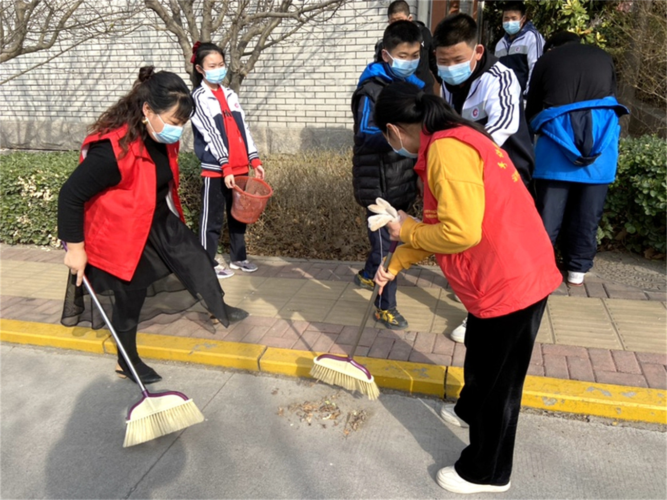 雷鋒使者在行動 愛綠護(hù)綠美校園