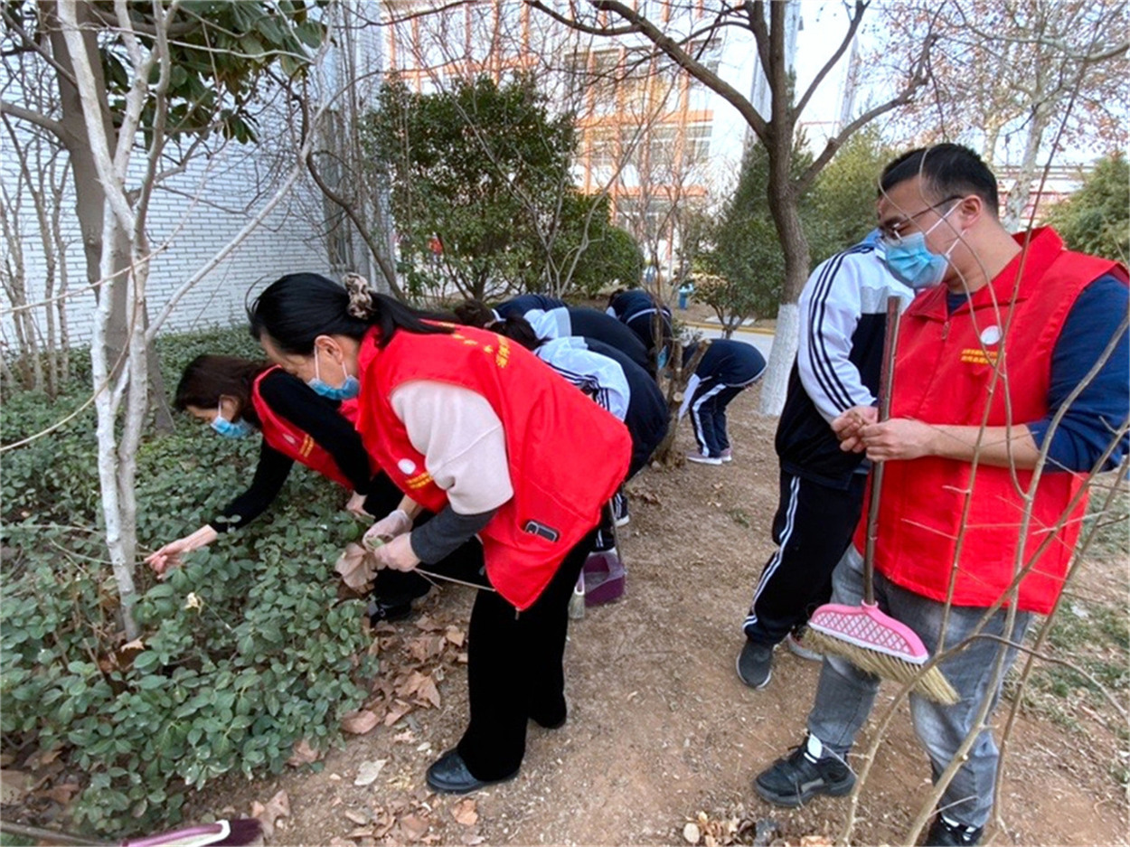 雷鋒使者在行動 愛綠護(hù)綠美校園