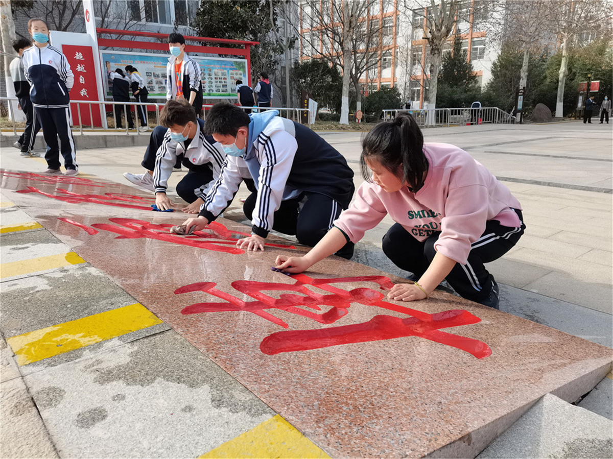 雷鋒使者在行動 愛綠護(hù)綠美校園