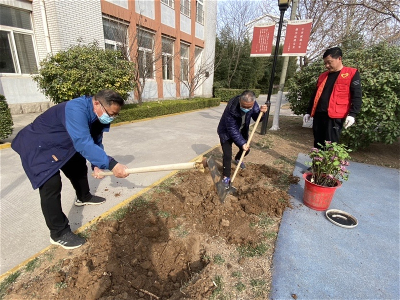 雷鋒使者在行動 愛綠護(hù)綠美校園