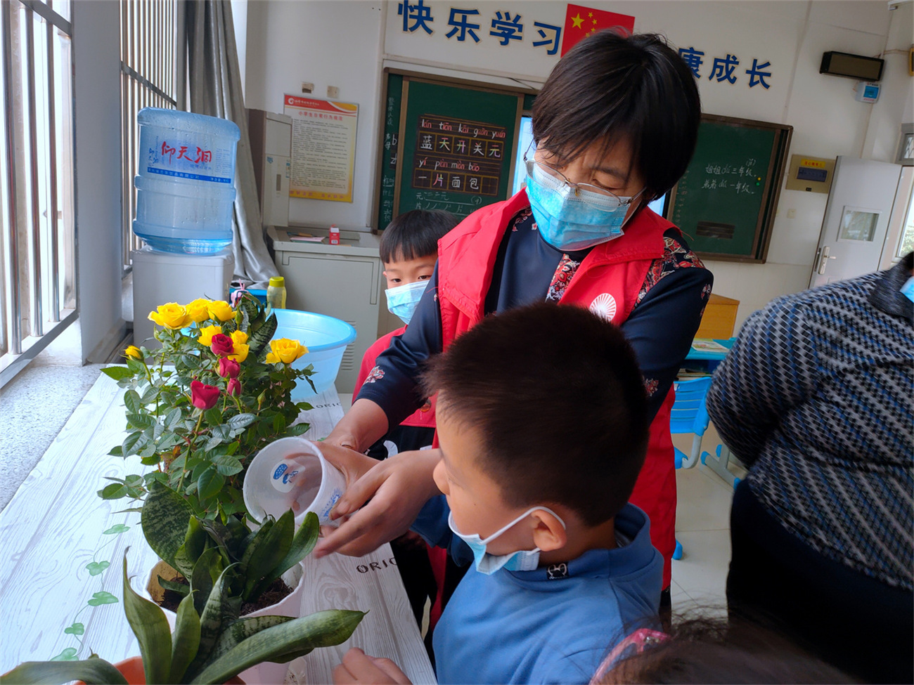 雷鋒使者在行動 愛綠護(hù)綠美校園