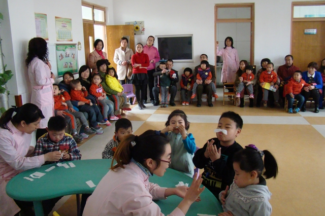 市特教中心和高新區(qū)實驗幼兒園組織“愛護(hù)小耳朵”聯(lián)誼活動