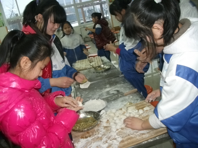 市特教中心舉行“手拉手 迎新年”包水餃活動