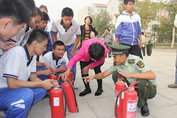 學(xué)校組織“國際減災(zāi)日”消防知識進校園活動